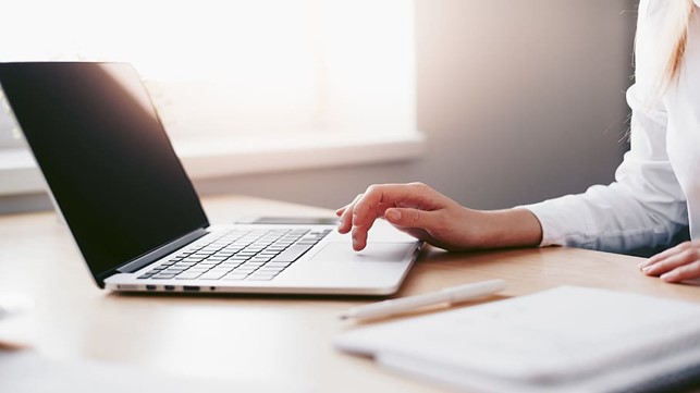 Mano femminile che utilizza un laptop